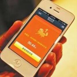 女婿只顾手机抢红包 岳父怒给1000元红包