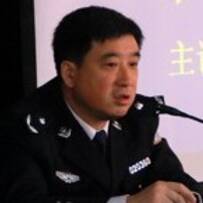 青岛打黑公安局长单果潍被4法警强行抬上法庭