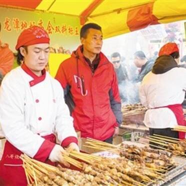 北京庙会:摊主卖羊肉串一天收入15万