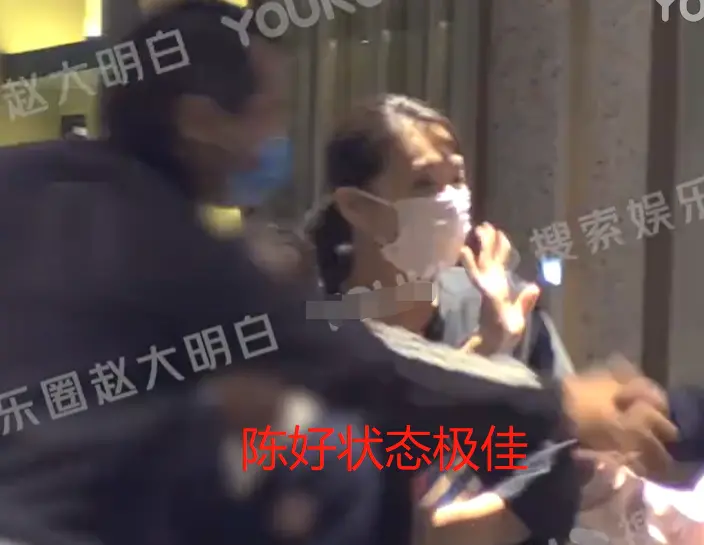 陳好與富豪老公吃飯被拍!未化妝皮膚白嫩,女兒背大紙袋太接地氣 第2張 陳好與富豪老公吃飯被拍!未化妝皮膚白嫩,女兒背大紙袋太接地氣 第2張