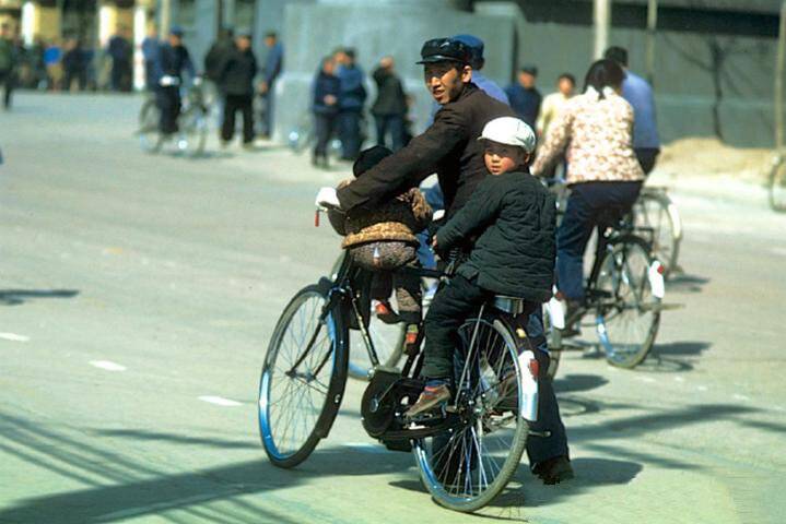 分享老照片:看一看70年代的河北唐山街头,那时的人们精神抖擞!