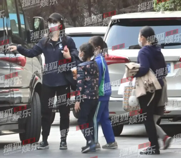 陳好與富豪老公吃飯被拍!未化妝皮膚白嫩,女兒背大紙袋太接地氣 第5張 陳好與富豪老公吃飯被拍!未化妝皮膚白嫩,女兒背大紙袋太接地氣 第5張