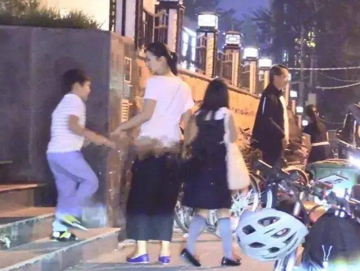 陳好與富豪老公吃飯被拍!未化妝皮膚白嫩,女兒背大紙袋太接地氣 第6張 陳好與富豪老公吃飯被拍!未化妝皮膚白嫩,女兒背大紙袋太接地氣 第6張