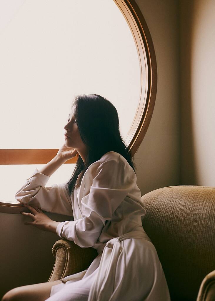 女艺人春夏成熟知性优雅时尚写真