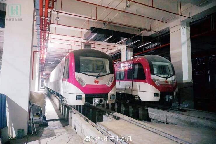 杭州地铁8号线"小粉"列车陆续抵达新湾车辆段