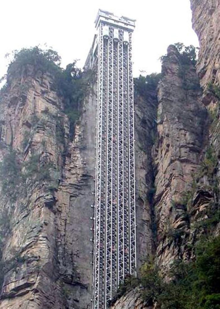 挂在悬崖峭壁上的电梯有150米高 这样的电梯敢坐吗? --凤凰房产