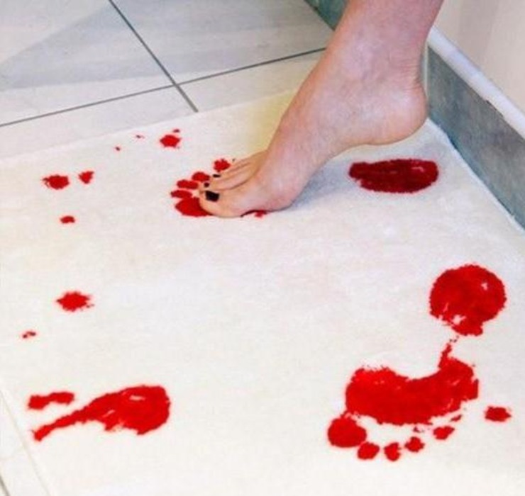 8,这地毯看起来有点小害怕,踩在上面红色的脚印感觉在流血了,瞬间感到
