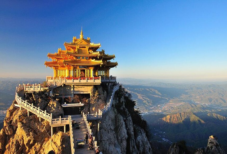 神奇寺庙建在悬崖之上 四面悬空有如空中楼阁