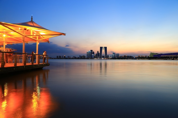 金鸡湖景区是中国最大的城市湖泊公园,堪称二十一世纪苏州"人间新天堂