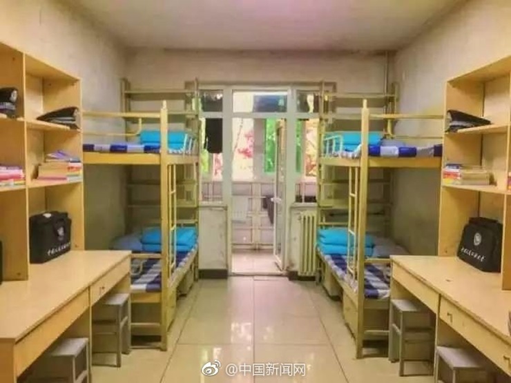 日前,中国人民公安大学的男生寝室照火了,和大家固有印象里的男生寝室