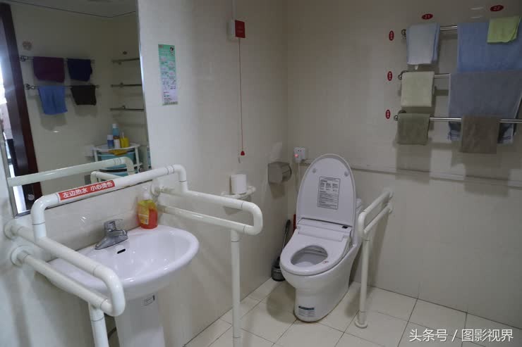 卫生间都安装安全扶手,方便老人生活所需.