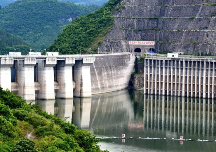 坝身布置6个溢流表孔,7个泄洪中孔,2个放空底孔组成坝身泄洪建筑物.