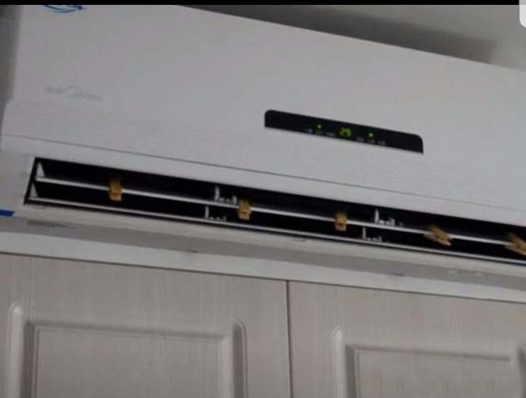 将浸泡好的木夹子夹子扇叶上,这样吹出来的风带着阵阵清香,一来花露水