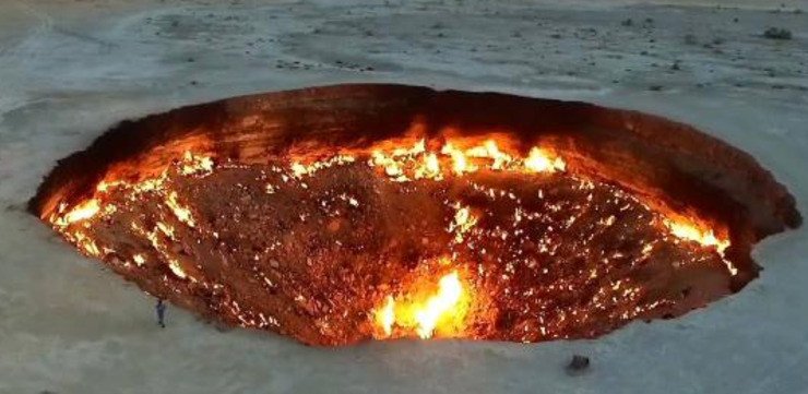 世界上最烧钱大坑 每年烧掉500亿 土库曼斯坦达瓦札村地狱之门