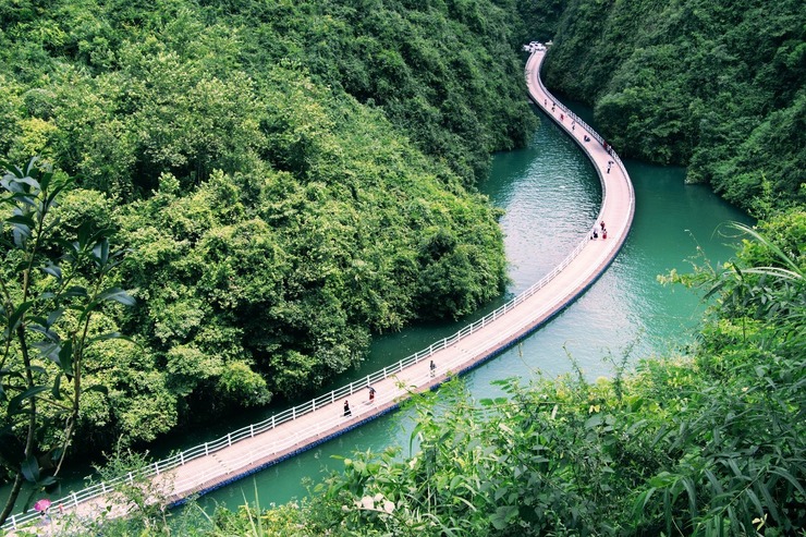 峡谷中的廊桥遗梦,网红浮桥水上飘