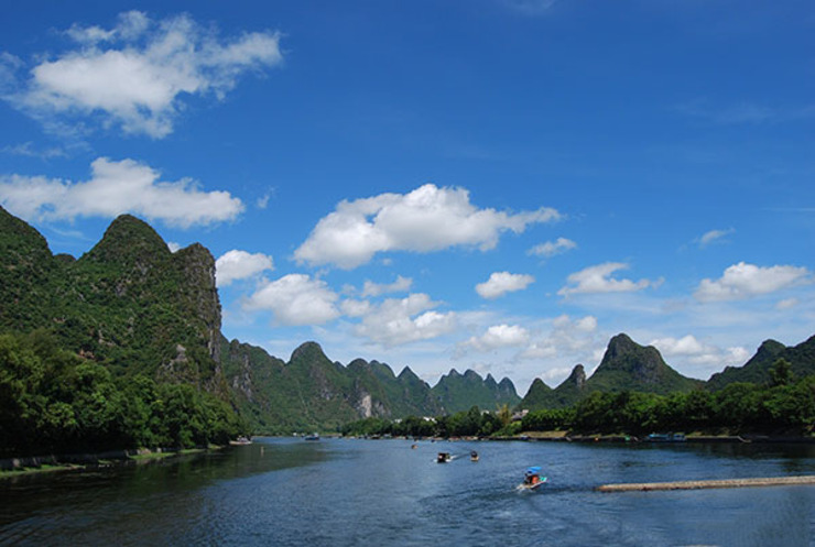 理由:桂林地区属岩溶地貌,这些特殊的地貌与景象万千的漓江及其周围