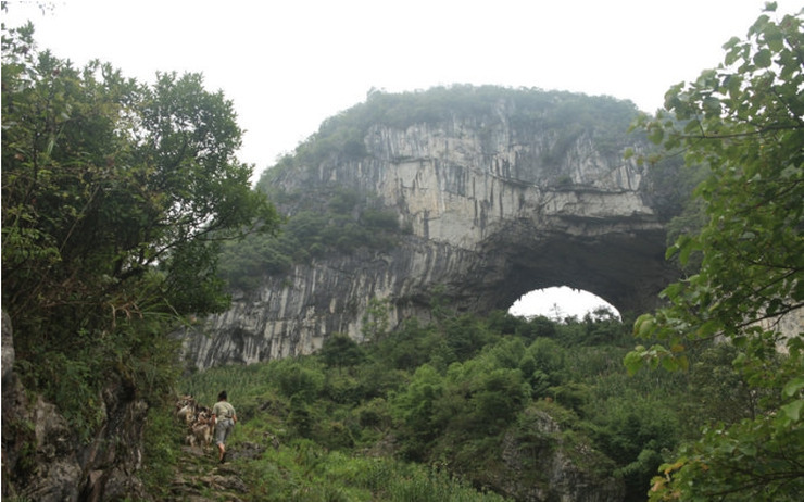 这是上洞，两头通透的。住在洞里的十几户人家，主要是罗、梁、王、吴四姓。他们的祖上为了躲避战乱和匪患，