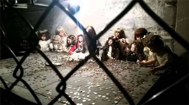 的还是这一幕,一个类似监牢的铁网内,摆放了十来只形态诡异的洋娃娃