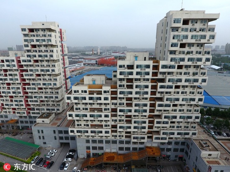 中国一奇葩建筑形似俄罗斯方块 再掉两个可消