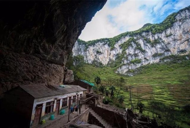 镇雄五德大锅圈天坑群属于云南最大天坑群,包括天坑,峡谷,穿洞,河流