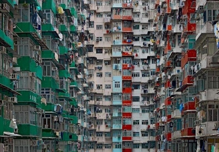 实拍香港民众蜗居生活 寸土寸金人只能住在笼子里