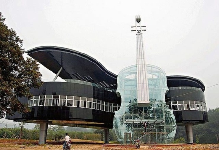 这座造型新奇的"钢琴房子"位于安徽省淮南市新城区,建筑主体为黑色