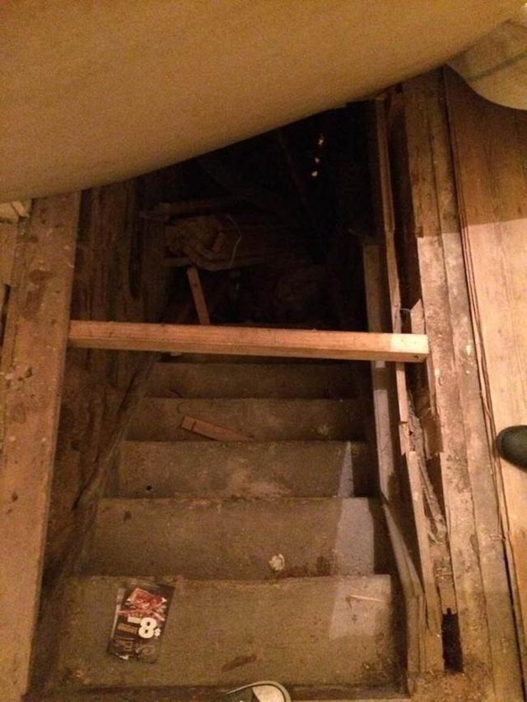 老房子地毯下突然发现阴森地下室 进去后吓坏了