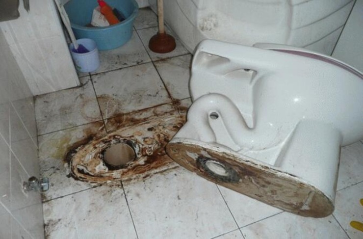 家中的厕所下水道堵塞 男子打开水管后却吓得不轻