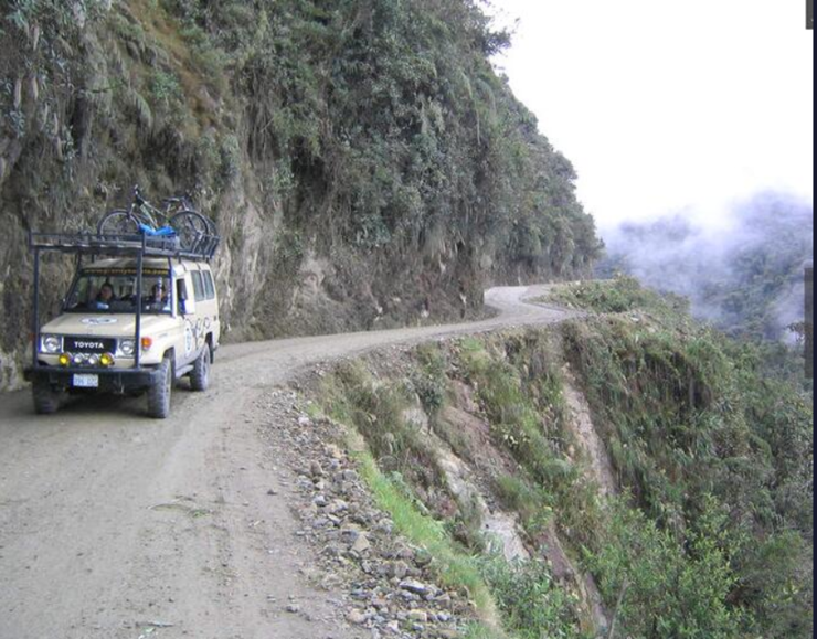 这条路横跨整个高加索山脉,高加索山脉,道路崎岖不平,而且十分的陡峭.