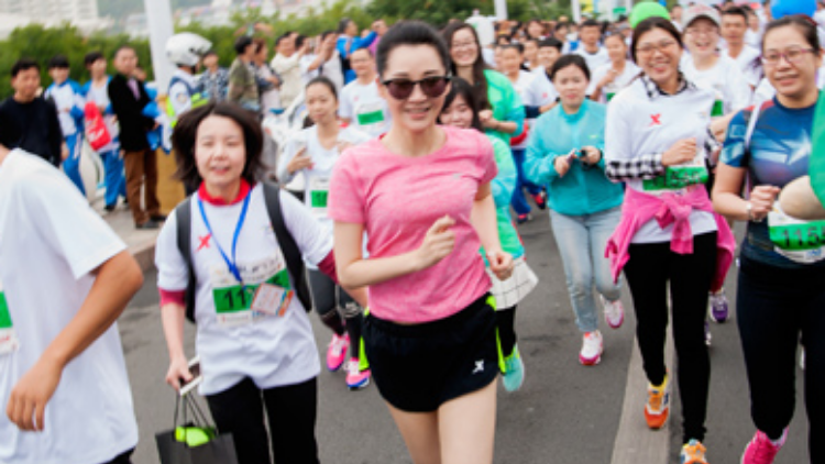 粉衣+热裤+墨镜  许晴三亚跑马拉松 