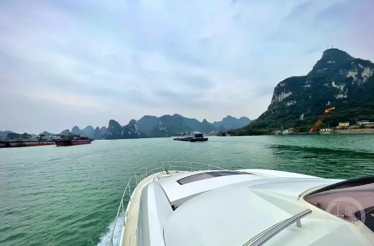 游艇行駛在風景秀麗的西江上。 受訪者供圖
