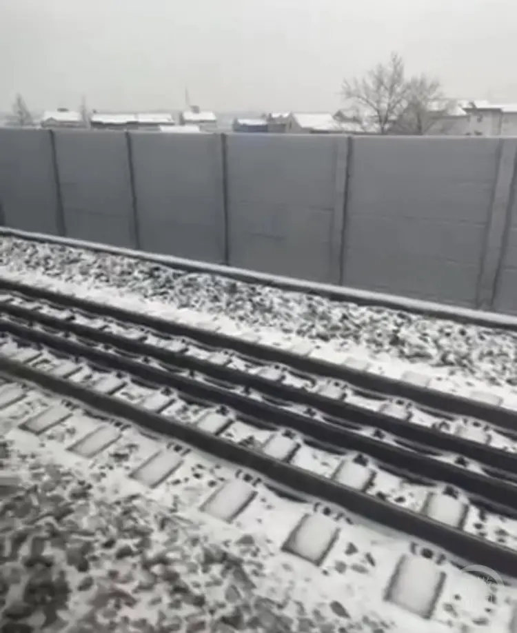 網友發來的視頻顯示，鐵軌上覆蓋著白雪。