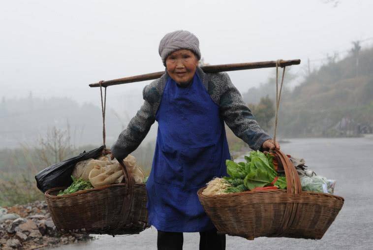 百岁老人步行1小时,冒雨去卖菜,辛苦了老人家.