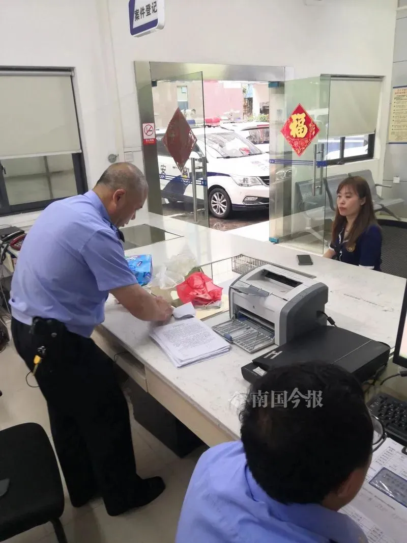 女辅警下楼拿快递,捡到一个手提袋:不好,赶紧报警 第2张 女辅警下楼拿快递,捡到一个手提袋:不好,赶紧报警 第2张
