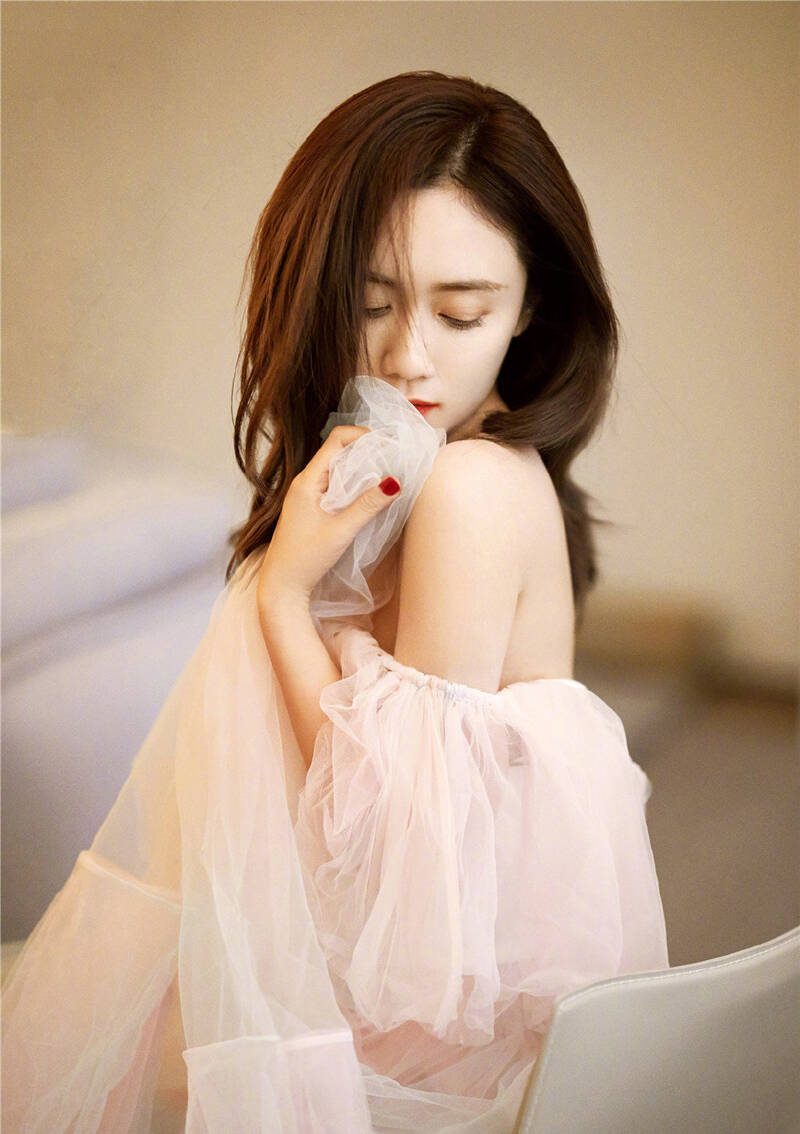 女演员刘芸粉色裙装性感时尚写真