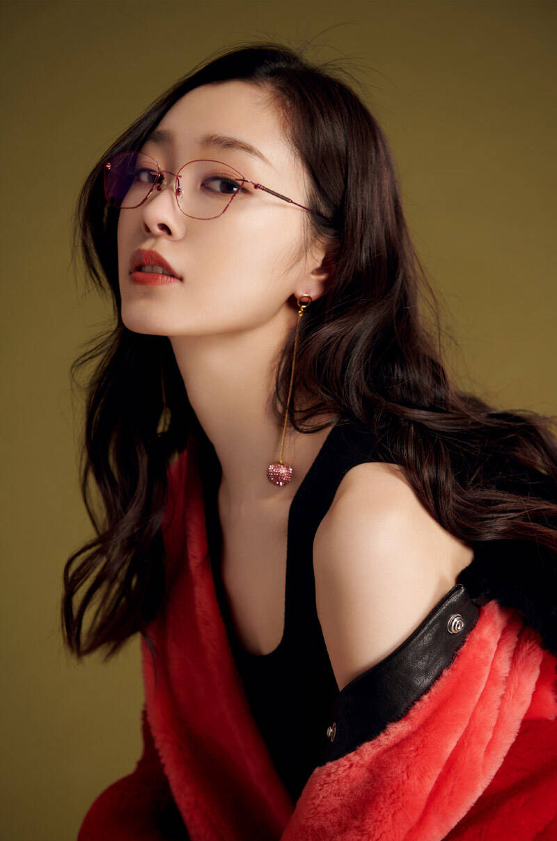 女演员宋轶百变造型性感时尚写真