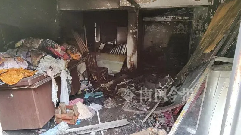 浓烟滚滚！柳州一小区仓库凌晨起火，多辆电动车被烧成骨架(图3)