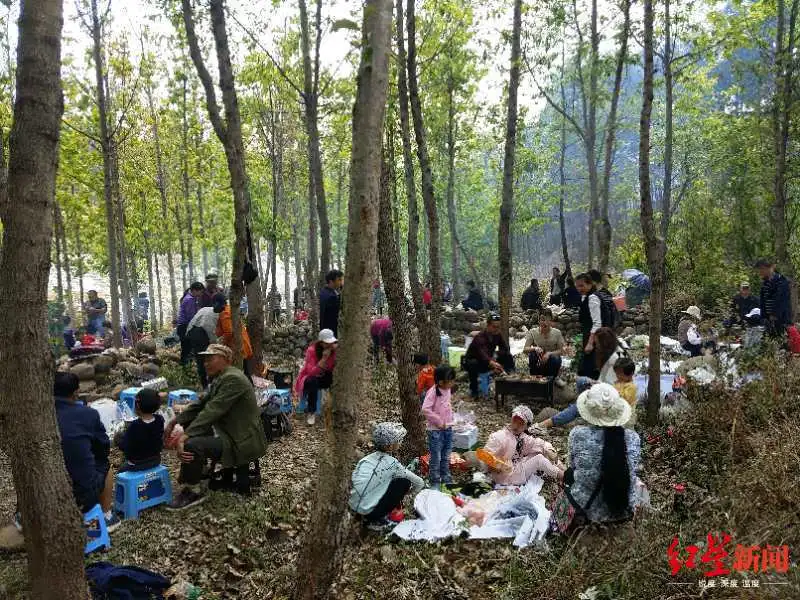 大场面!凉山会东数万人“斗”清明,绵延10余公里插图6 大场面!凉山会东数万人“斗”清明,绵延10余公里插图6