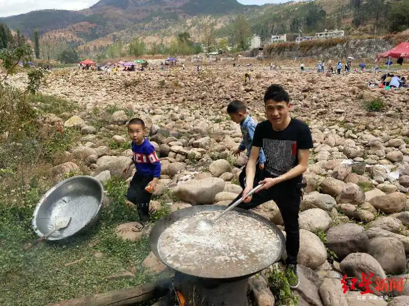 大场面!凉山会东数万人“斗”清明,绵延10余公里插图3 大场面!凉山会东数万人“斗”清明,绵延10余公里插图3