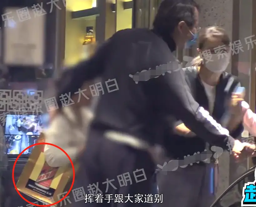 陳好與富豪老公吃飯被拍!未化妝皮膚白嫩,女兒背大紙袋太接地氣 第4張 陳好與富豪老公吃飯被拍!未化妝皮膚白嫩,女兒背大紙袋太接地氣 第4張