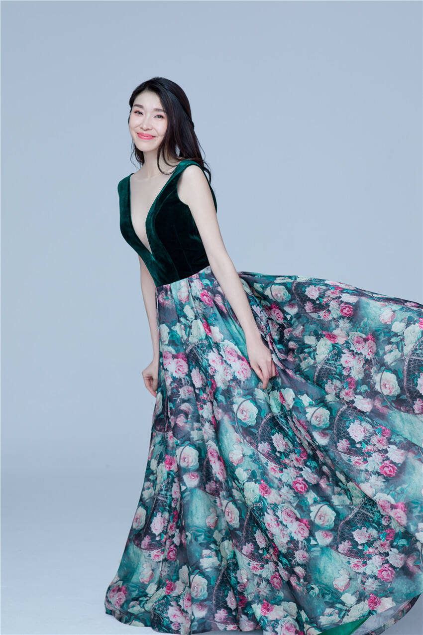 陈丽娜演绎气场知性美 职场御姐范十足