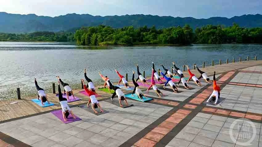 重庆梁平：公园秀瑜伽庆祝“国际瑜伽日”(图4)