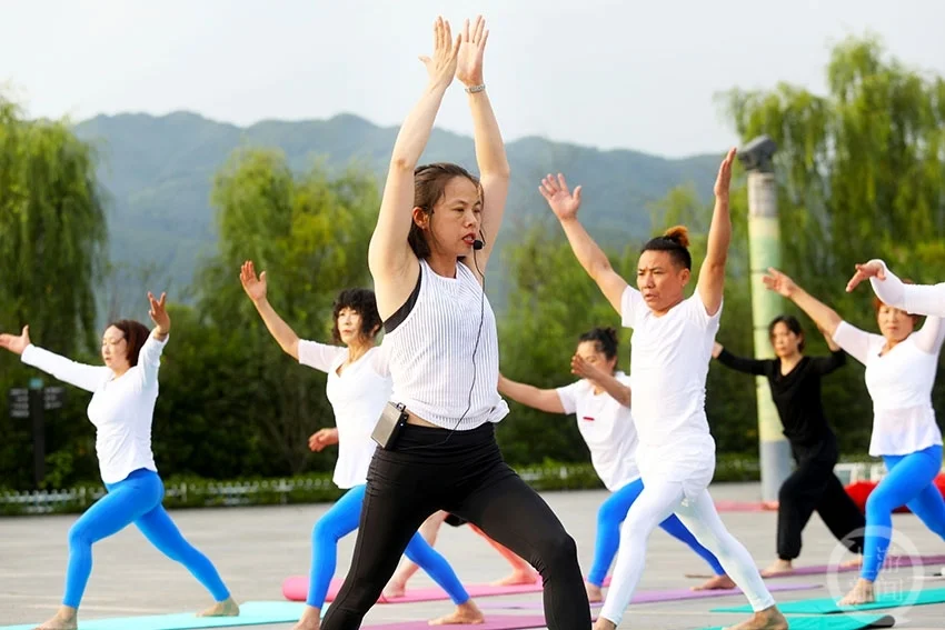 重庆梁平：公园秀瑜伽庆祝“国际瑜伽日”(图3)