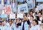 连胜文登记参选台北市长 众人簇拥：今天是诺曼底登陆日