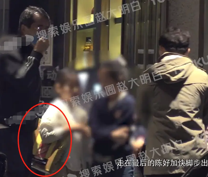 陳好與富豪老公吃飯被拍！未化妝皮膚白嫩，女兒背大紙袋太接地氣  第3張