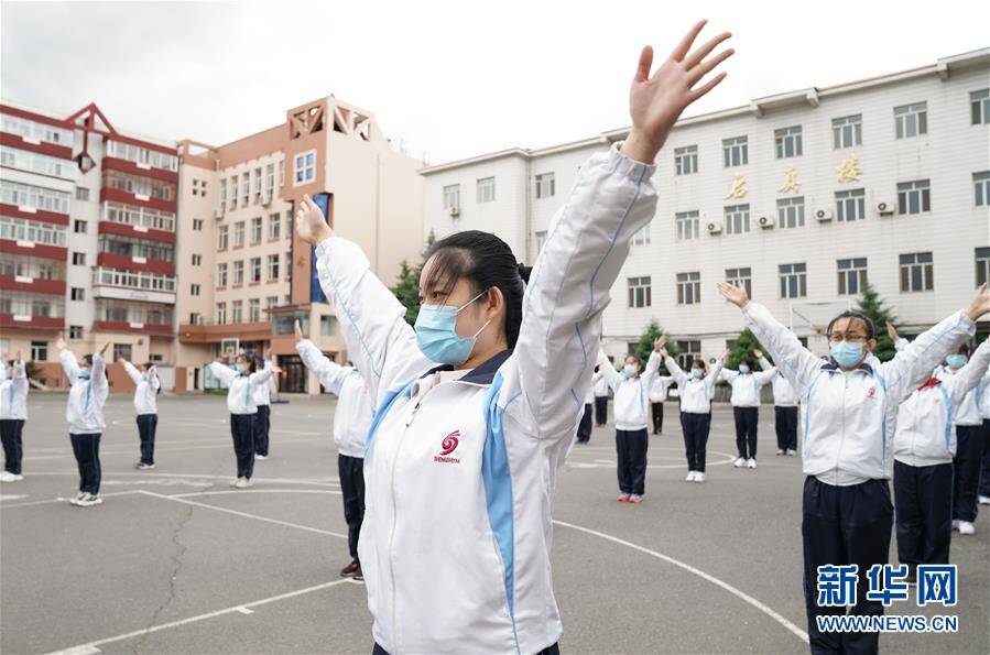 5月25日,黑龙江省实验中学毕业年级学生在操场上进行课间操活动.