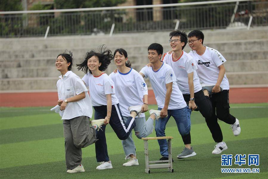 6月1日,湖南省永州市道县一中高三学生参加单腿跳游戏.