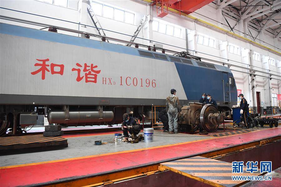 3月4日,重庆机务段检修车间内,铁路职工在检修机车部件.