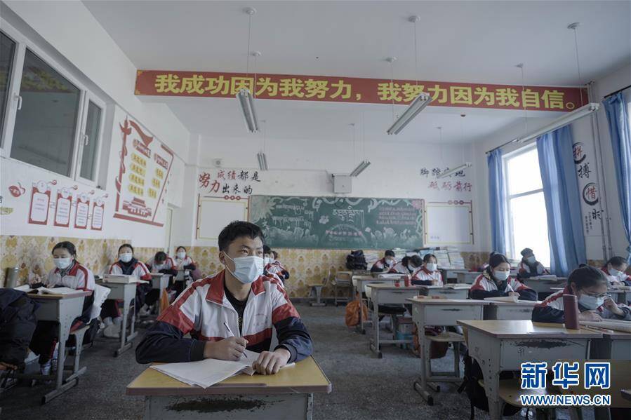 3月14日,青海省海北藏族自治州第一高级中学学生在教室内上课.