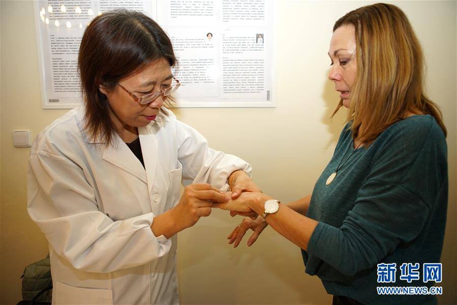 11月18日,在捷克首都布拉格,中医专家在为患者诊疗.